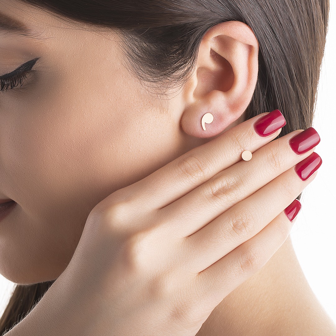 گوشواره لیزری میخی نقطه ویرگول طلا E034 3 گوشواره لیزری میخی نقطه ویرگول طلا